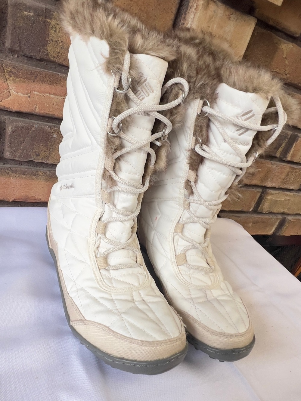 Columbia White Quilted Winter Boots with Faux Fur Trim